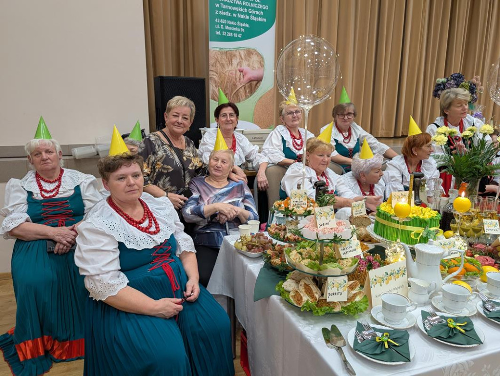 Nowe Chechło na czele, za nim Ossianie i Ziomale