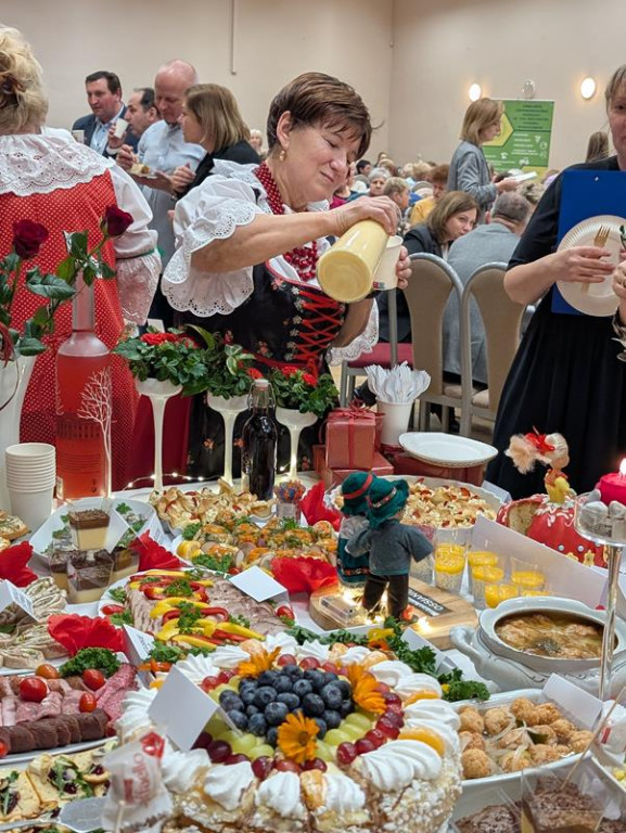 Nowe Chechło na czele, za nim Ossianie i Ziomale