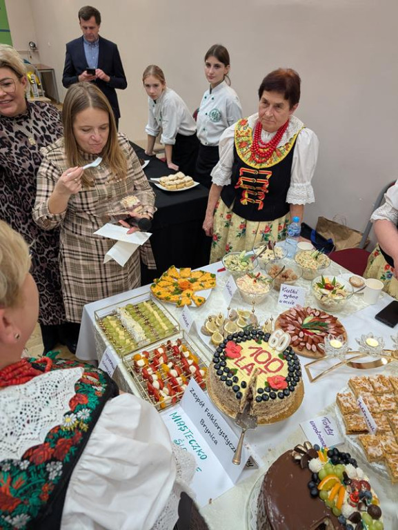 Nowe Chechło na czele, za nim Ossianie i Ziomale