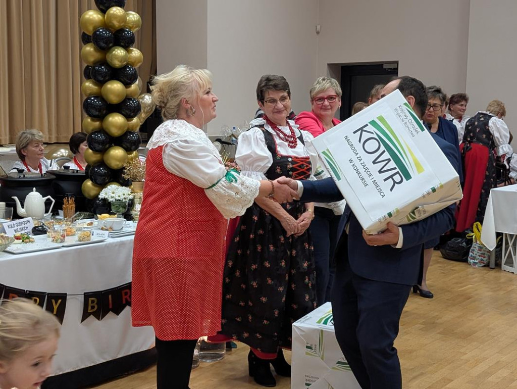 Nowe Chechło na czele, za nim Ossianie i Ziomale