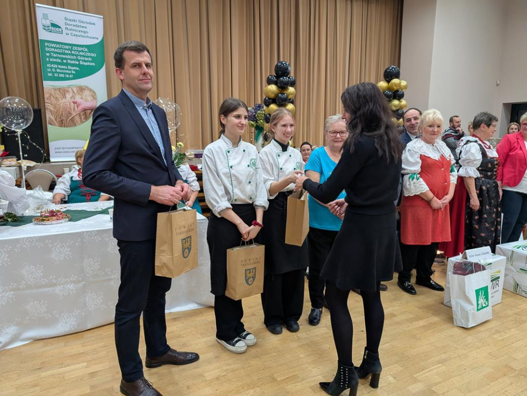 Nowe Chechło na czele, za nim Ossianie i Ziomale