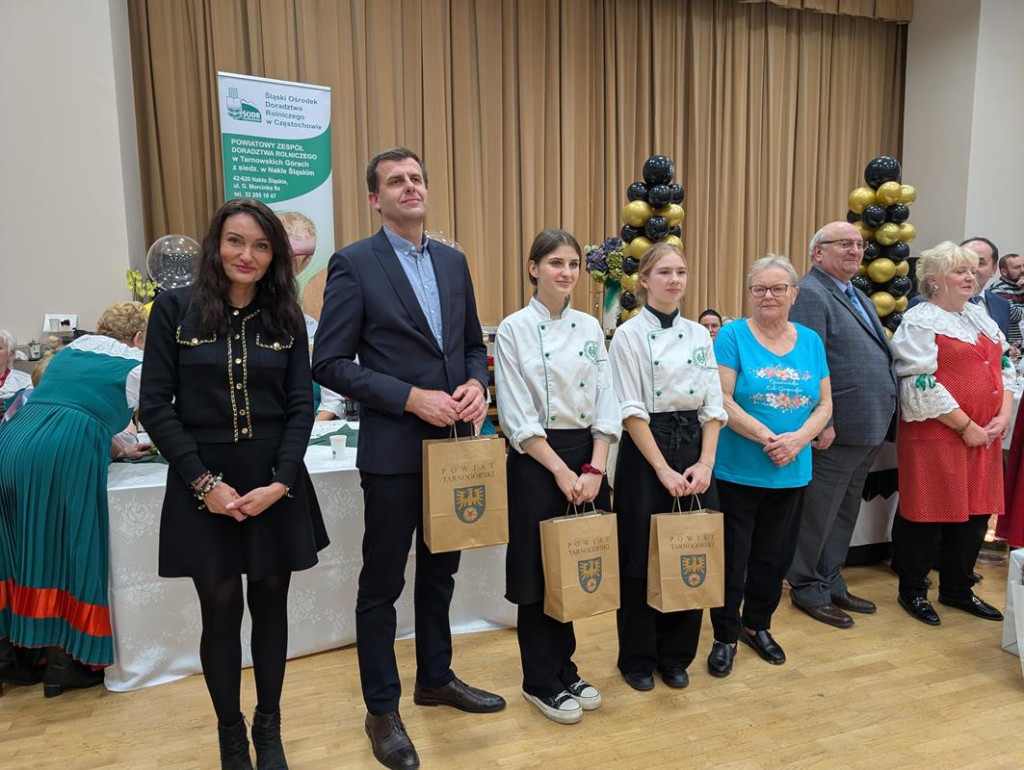 Nowe Chechło na czele, za nim Ossianie i Ziomale