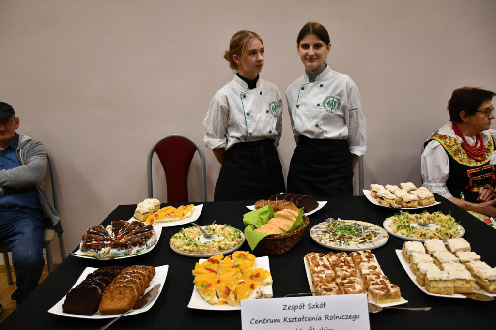 Nowe Chechło na czele, za nim Ossianie i Ziomale