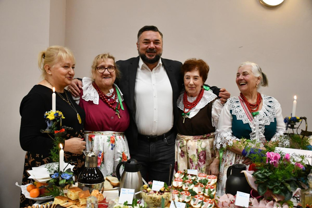 Nowe Chechło na czele, za nim Ossianie i Ziomale