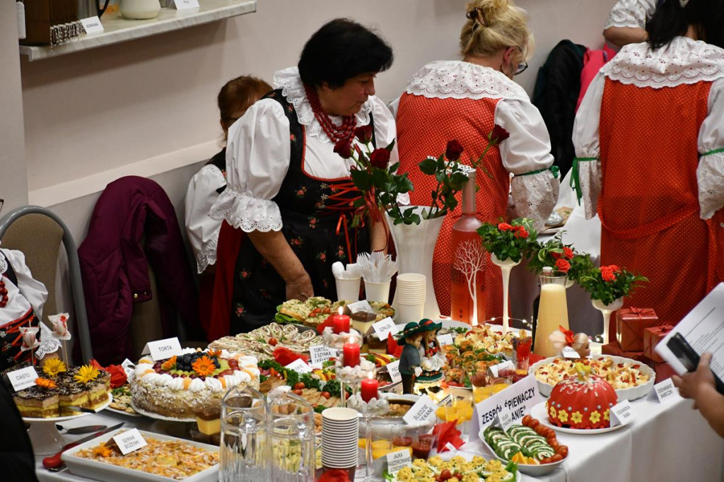 Nowe Chechło na czele, za nim Ossianie i Ziomale