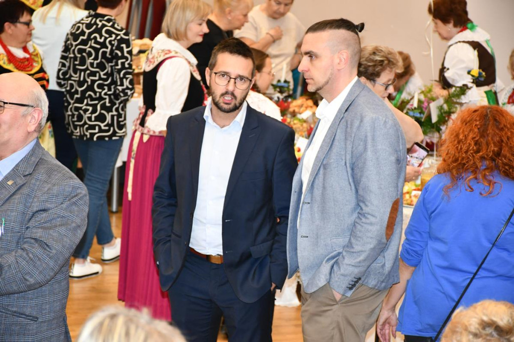 Nowe Chechło na czele, za nim Ossianie i Ziomale