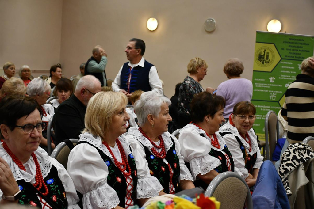 Nowe Chechło na czele, za nim Ossianie i Ziomale