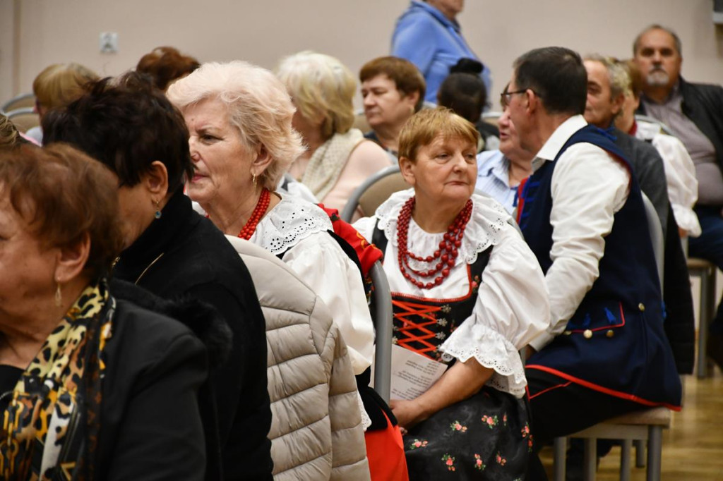 Nowe Chechło na czele, za nim Ossianie i Ziomale