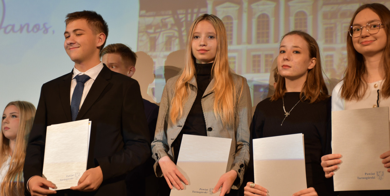 Uczniowie i studenci otrzymali stypendia powiatu