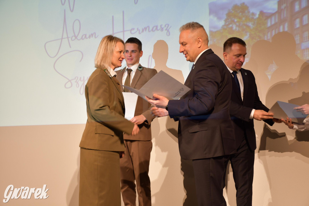 Uczniowie i studenci otrzymali stypendia powiatu