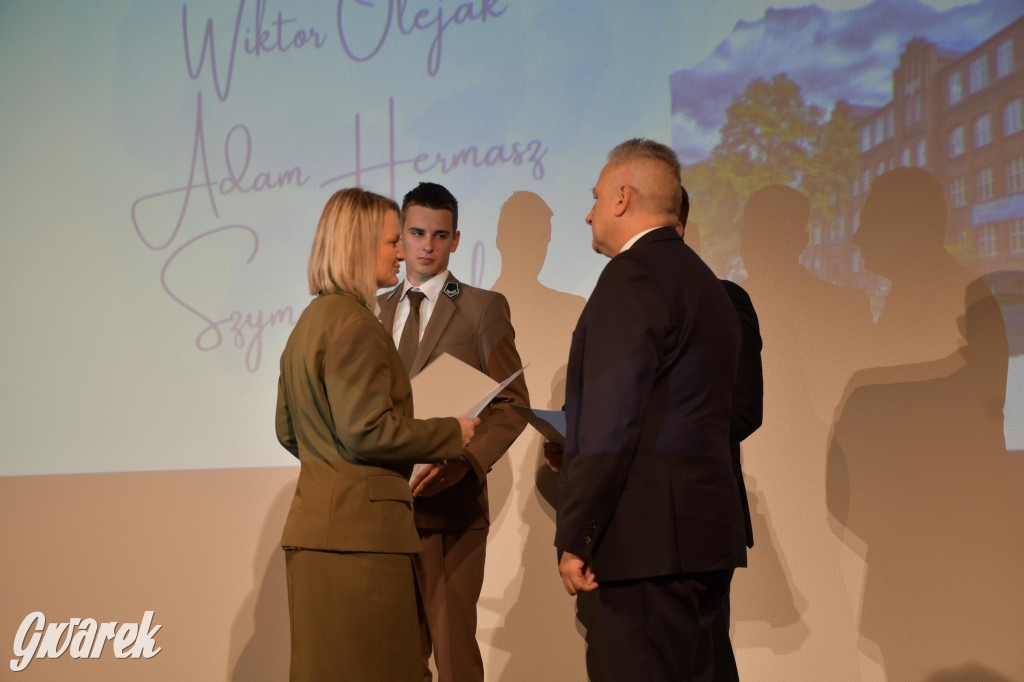 Uczniowie i studenci otrzymali stypendia powiatu