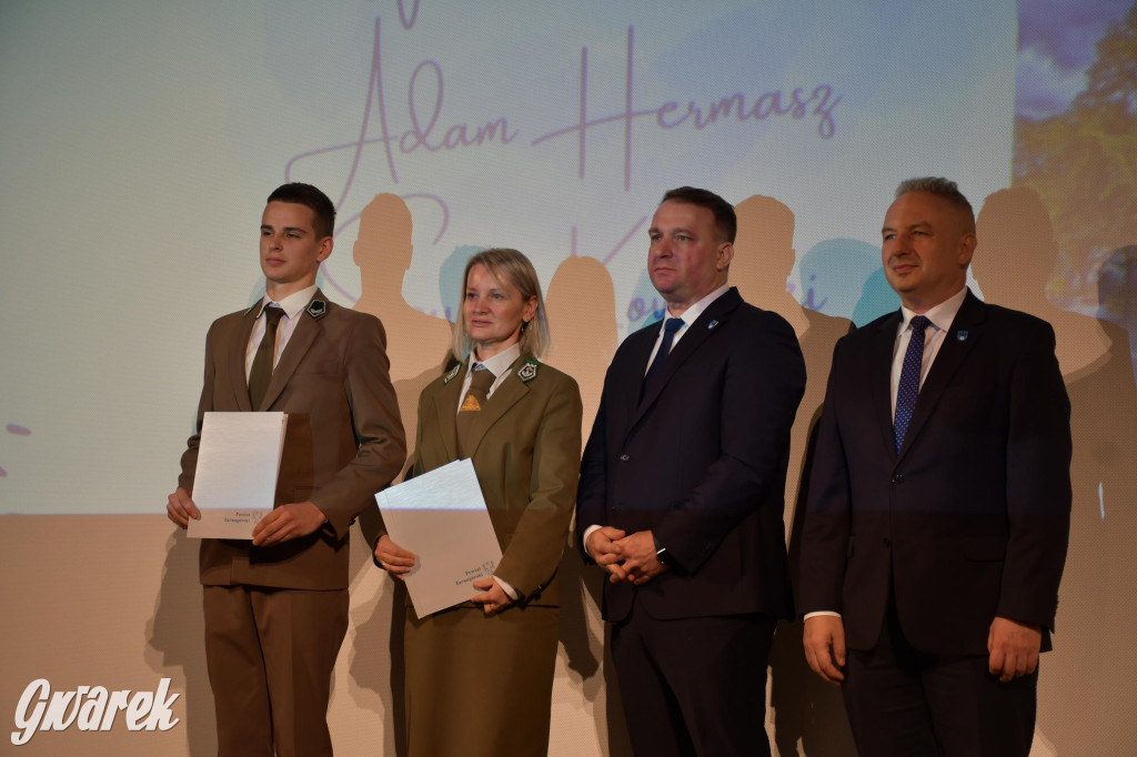 Uczniowie i studenci otrzymali stypendia powiatu