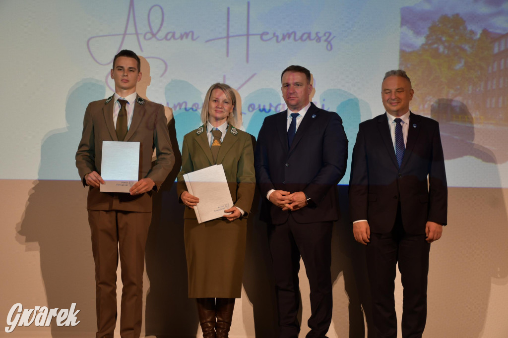 Uczniowie i studenci otrzymali stypendia powiatu