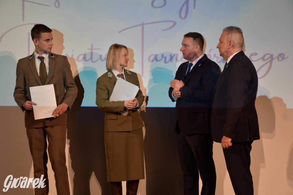 Uczniowie i studenci otrzymali stypendia powiatu