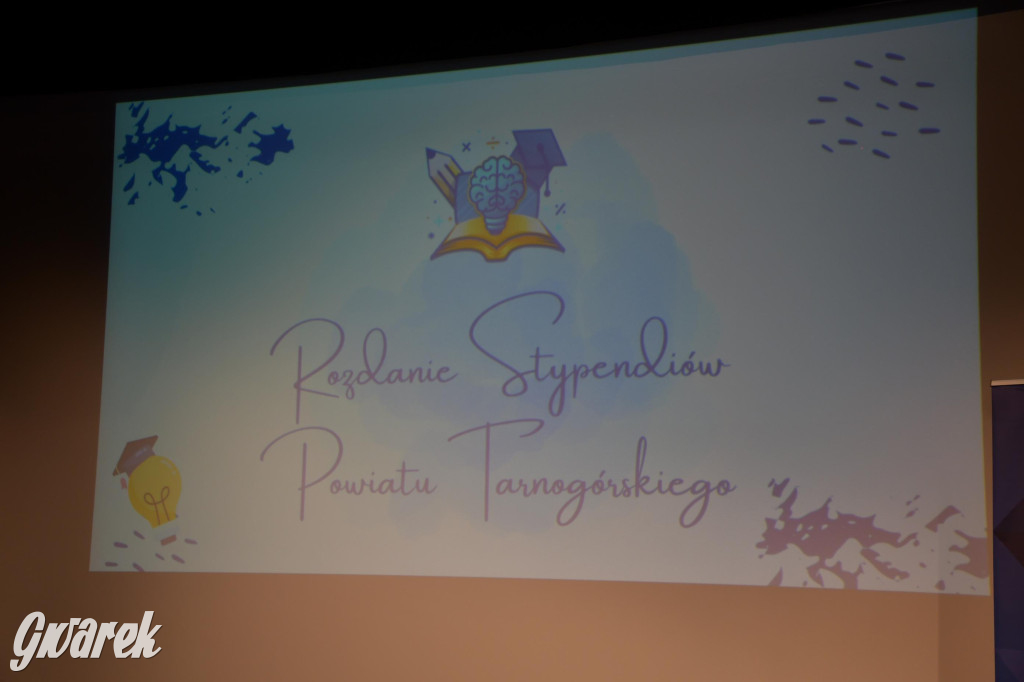 Uczniowie i studenci otrzymali stypendia powiatu