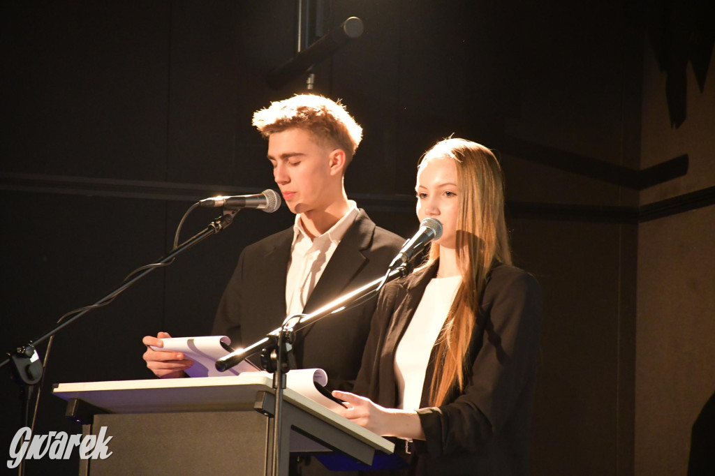 Uczniowie i studenci otrzymali stypendia powiatu