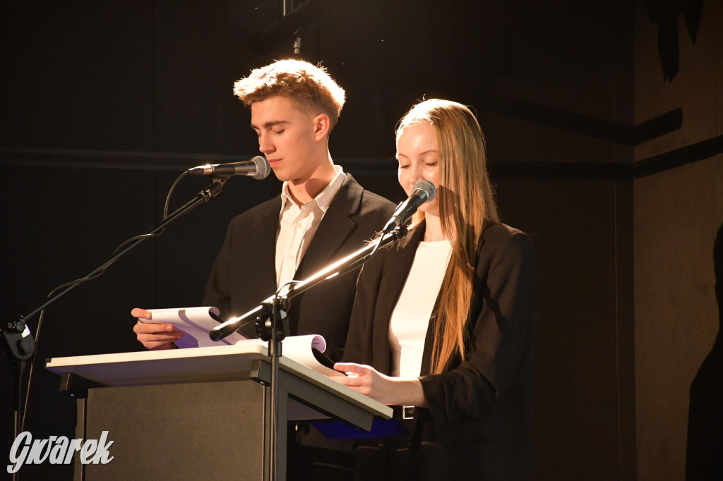 Uczniowie i studenci otrzymali stypendia powiatu