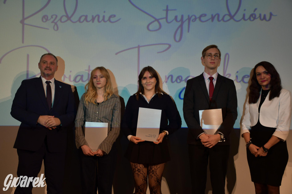 Uczniowie i studenci otrzymali stypendia powiatu
