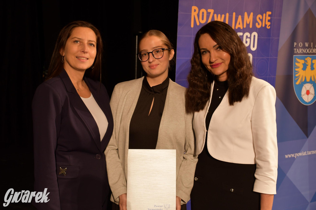 Uczniowie i studenci otrzymali stypendia powiatu