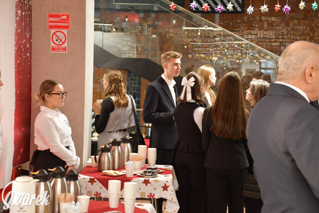 Uczniowie i studenci otrzymali stypendia powiatu