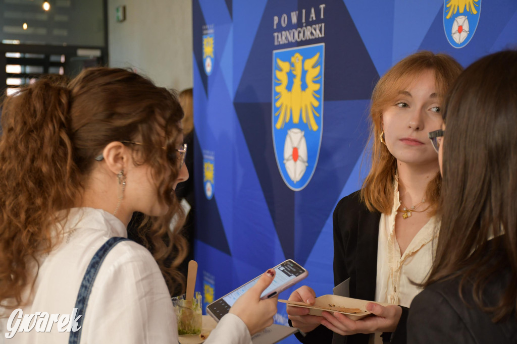 Uczniowie i studenci otrzymali stypendia powiatu