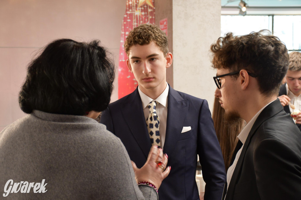 Uczniowie i studenci otrzymali stypendia powiatu