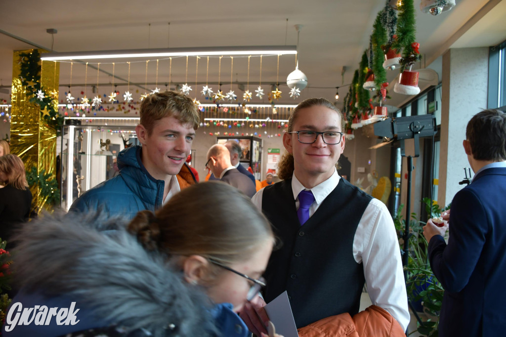 Uczniowie i studenci otrzymali stypendia powiatu