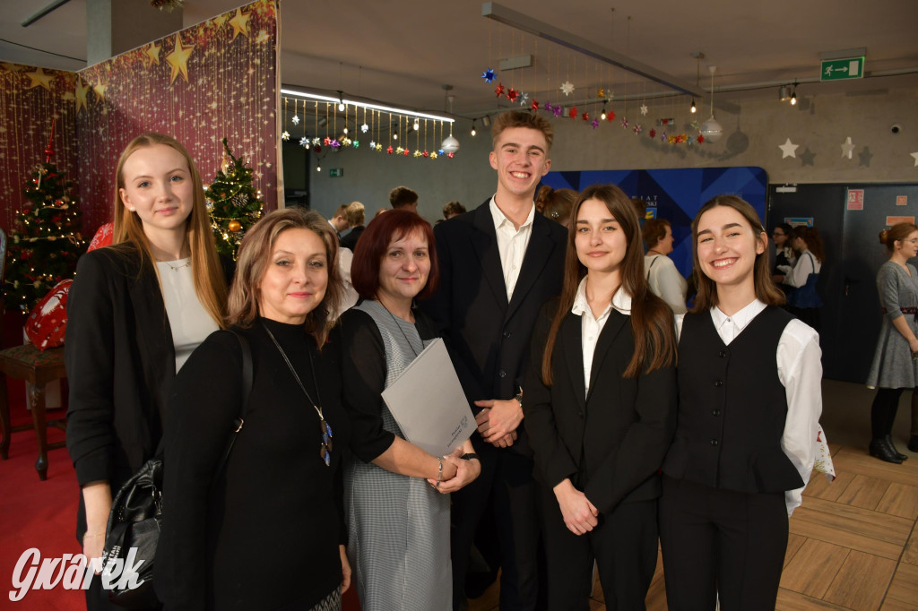 Uczniowie i studenci otrzymali stypendia powiatu