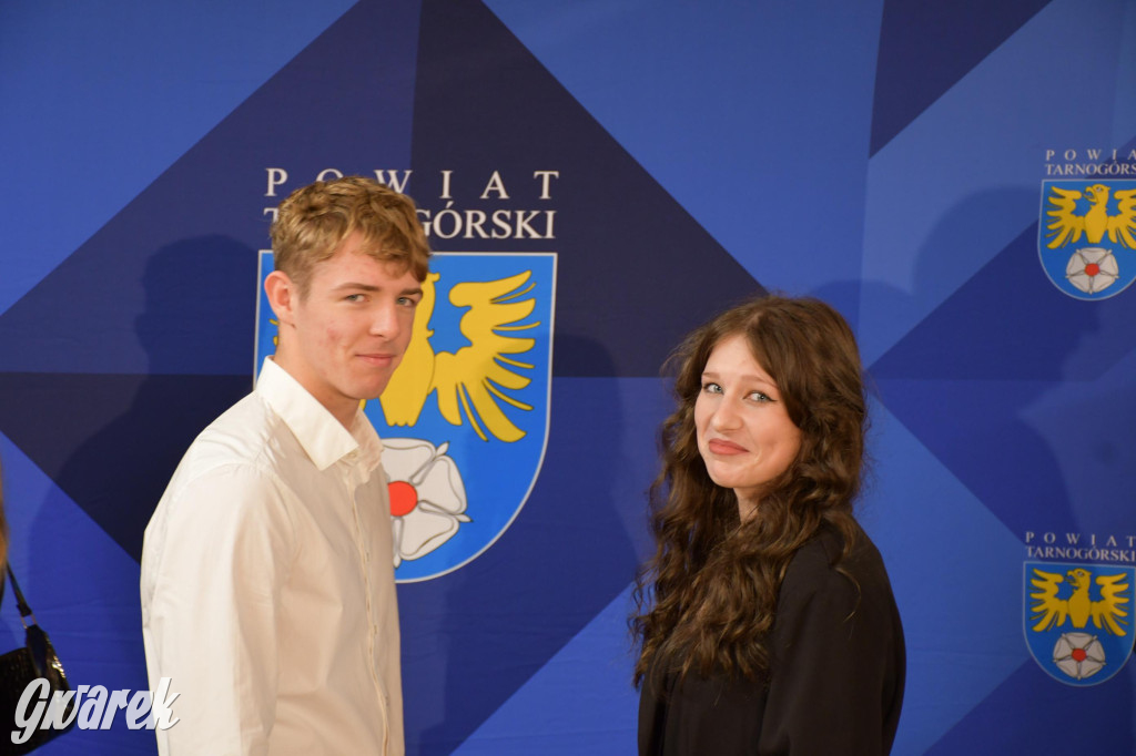 Uczniowie i studenci otrzymali stypendia powiatu