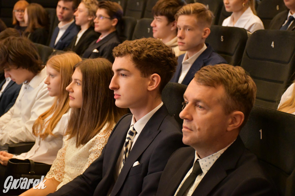 Uczniowie i studenci otrzymali stypendia powiatu