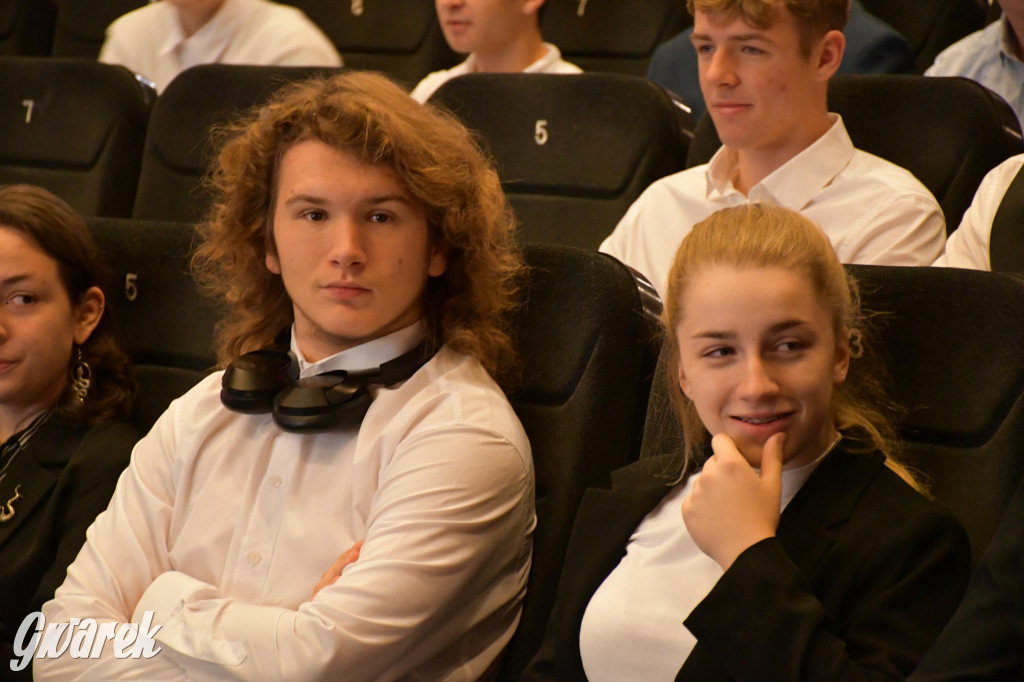 Uczniowie i studenci otrzymali stypendia powiatu