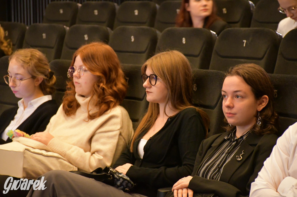 Uczniowie i studenci otrzymali stypendia powiatu