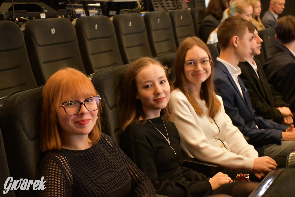 Uczniowie i studenci otrzymali stypendia powiatu