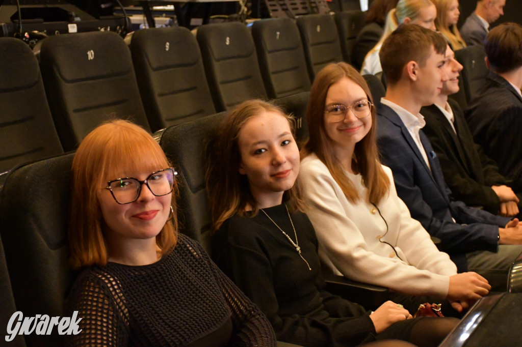 Uczniowie i studenci otrzymali stypendia powiatu