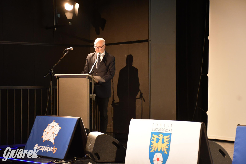 Uczniowie i studenci otrzymali stypendia powiatu