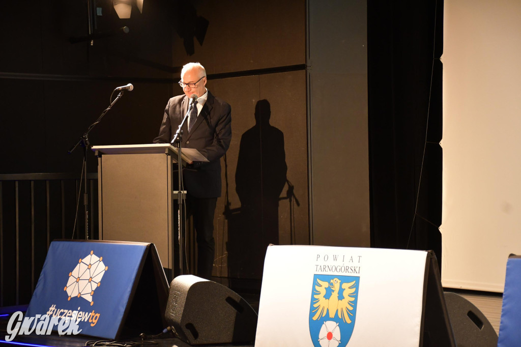 Uczniowie i studenci otrzymali stypendia powiatu