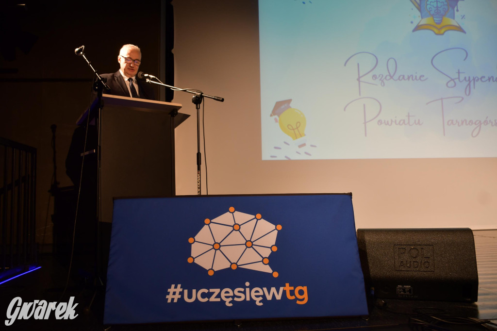 Uczniowie i studenci otrzymali stypendia powiatu