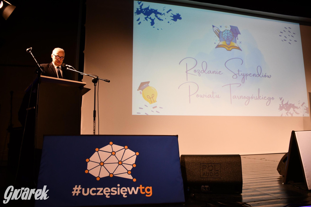 Uczniowie i studenci otrzymali stypendia powiatu