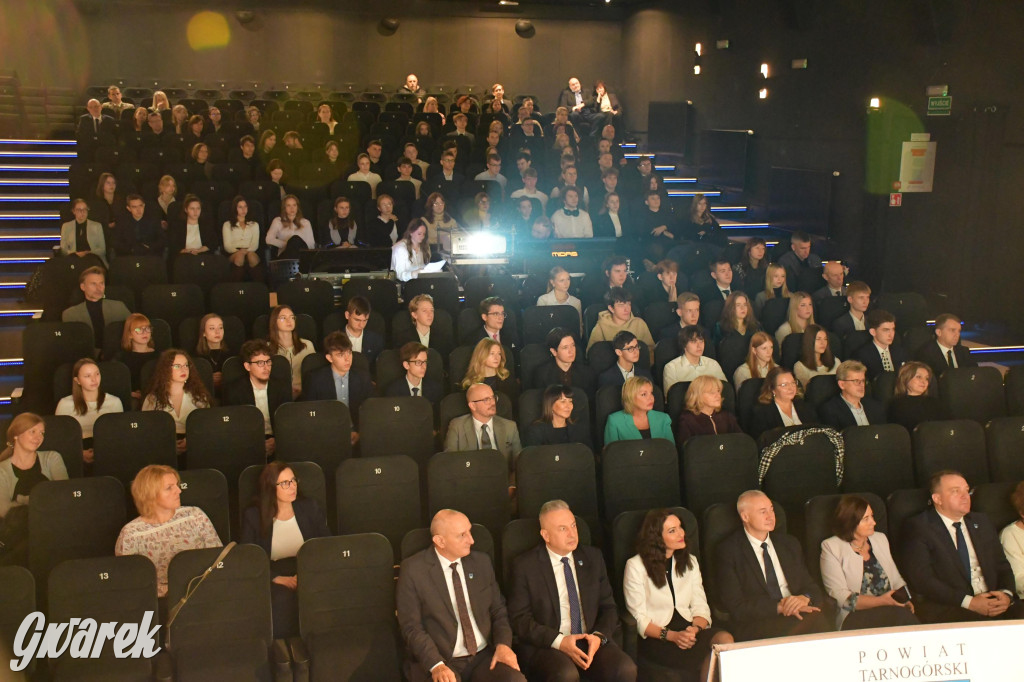 Uczniowie i studenci otrzymali stypendia powiatu