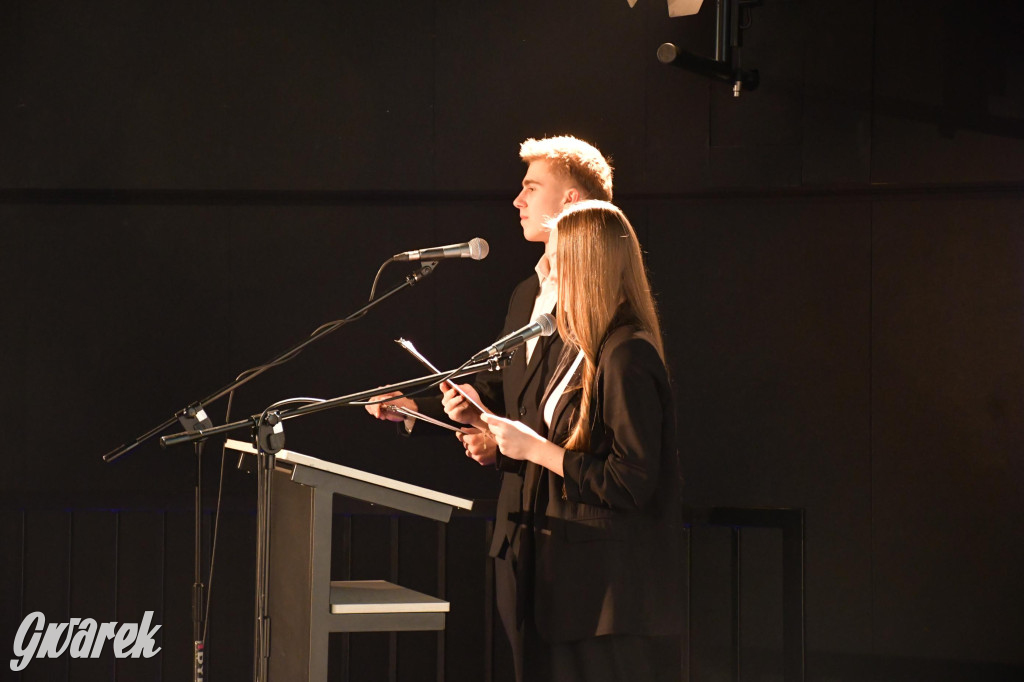 Uczniowie i studenci otrzymali stypendia powiatu