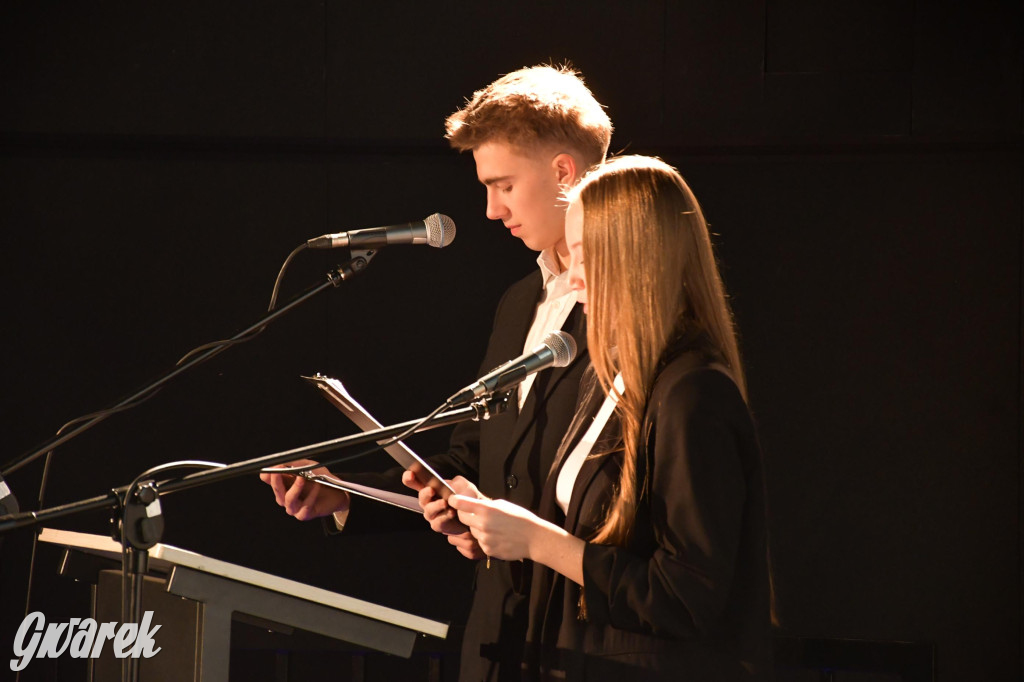 Uczniowie i studenci otrzymali stypendia powiatu