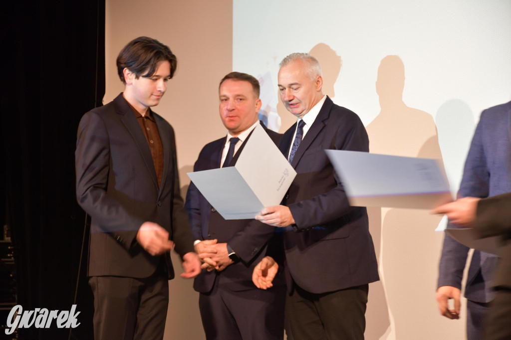 Uczniowie i studenci otrzymali stypendia powiatu