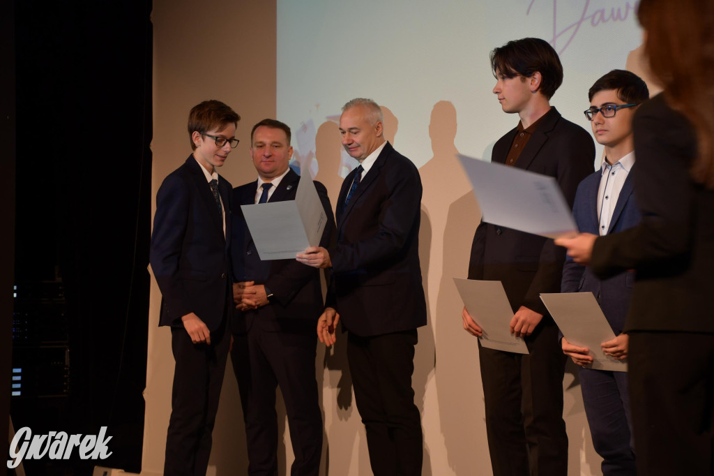 Uczniowie i studenci otrzymali stypendia powiatu