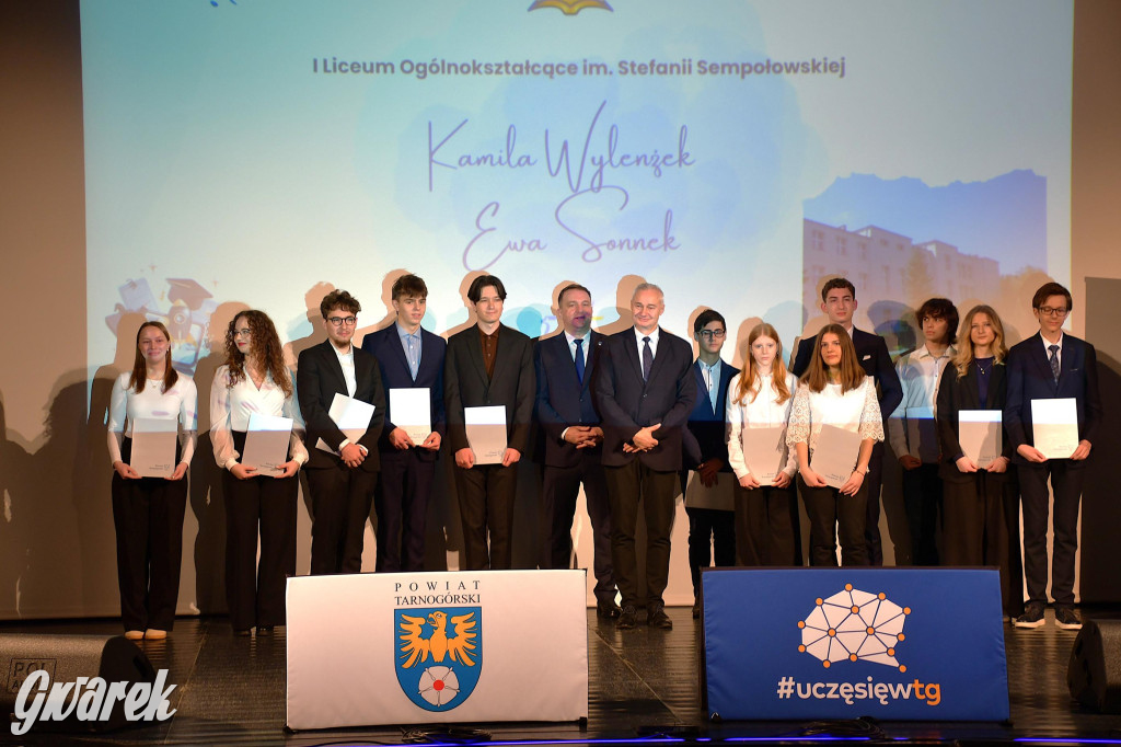 Uczniowie i studenci otrzymali stypendia powiatu