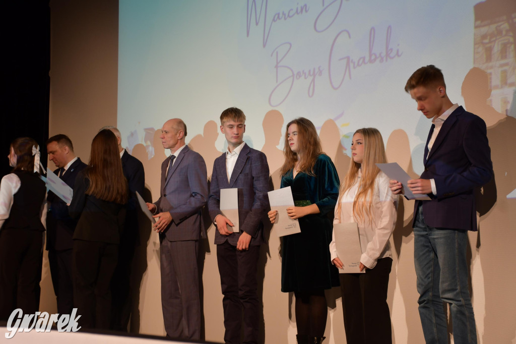 Uczniowie i studenci otrzymali stypendia powiatu