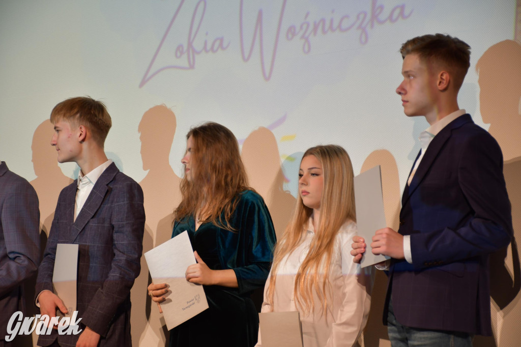 Uczniowie i studenci otrzymali stypendia powiatu