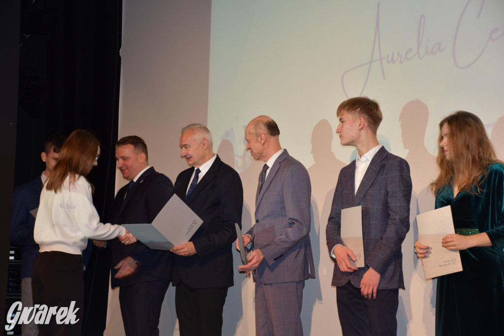 Uczniowie i studenci otrzymali stypendia powiatu