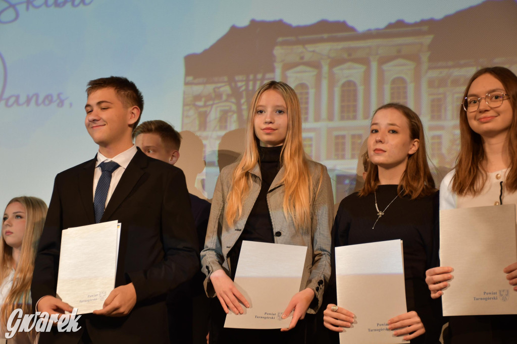 Uczniowie i studenci otrzymali stypendia powiatu