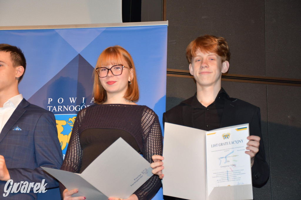 Uczniowie i studenci otrzymali stypendia powiatu