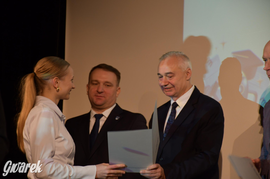 Uczniowie i studenci otrzymali stypendia powiatu